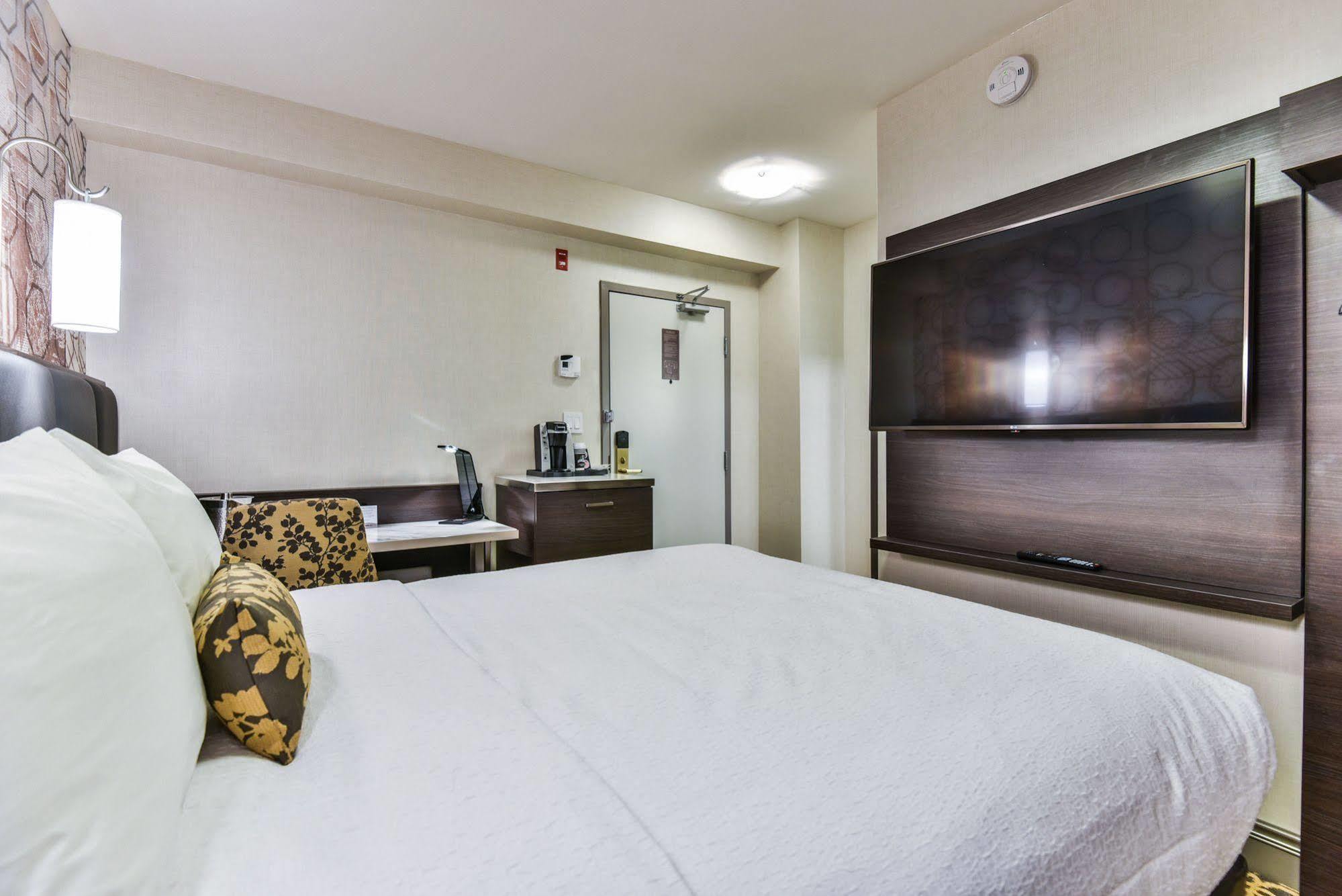 The Champlain Waterfront Hotel Ascend Hotel Collection Orillia Exteriör bild